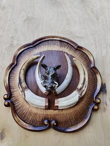 Превью Клыки кабана на резном медальоне